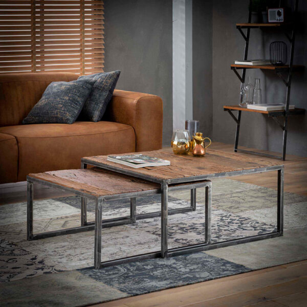 KruunuDesign Robust-sarjapöytä, miljöökuva ruskealla sohvalla