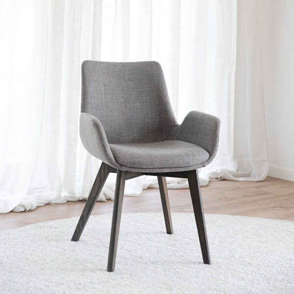 Rowico Drimsdale-tuoli, harmaa verhoilu, ruskeat jalat, miljöökuva vaalealla taustalla