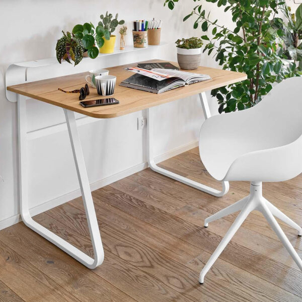 Connubia Foldy-kirjoityspöytä, miljöökuva valkoisen Academy-tuolin kanssa