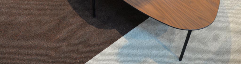 Interface Split-matto ja Delta-sohvapöytä esillä Tampereen-myymälässä