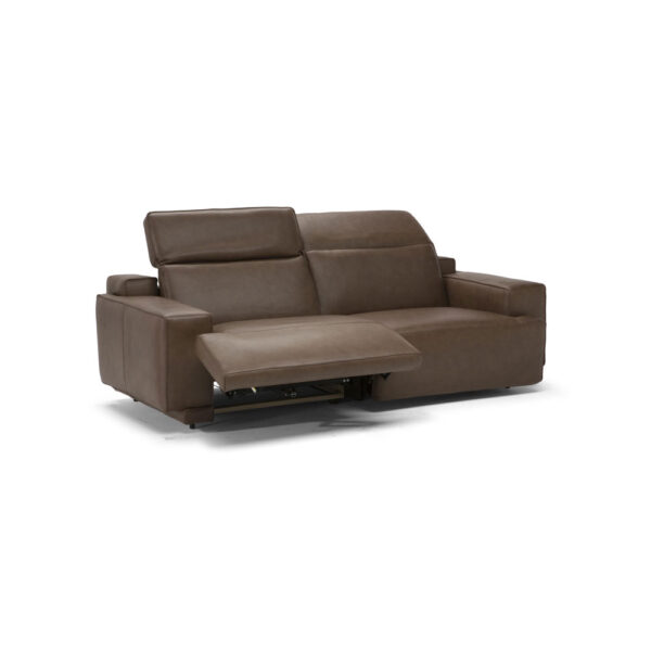 Natuzzi Italia Iago-mekanismisohva ruskealla nahkaverhoilulla. Sohvassa on kaksi säädettävää istuinta.